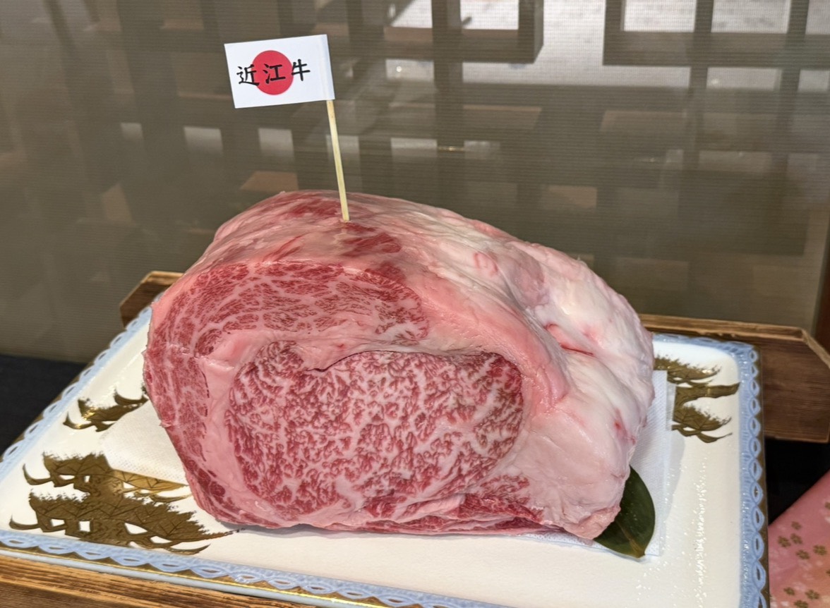 近江牛擁有超過400年歷史，是日本最古老的和牛品種之一，A5等級BMS12油花分布細緻均勻，脂肪融點低，入口即化，油香細緻且不顯厚重，被視為頂級和牛中的代表。