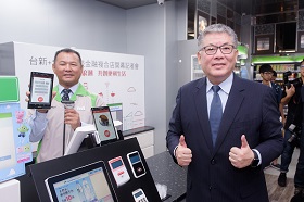 走進便利商店能領外幣、開戶去　全家聯手台新銀行要怎麼用通路玩創新？