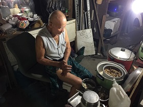 【有誰帶他去看醫生？】80歲失智老翁慘遭棄養　獨居生活僅能忍病痛