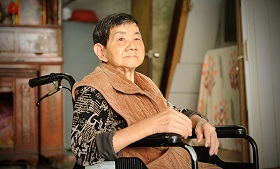 【我沒有家】一個便當是一天餐...78歲嬤獨居5坪倉庫僅能「坐著睡」