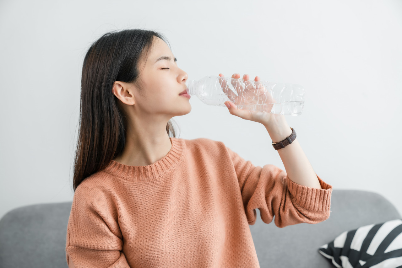 最近總覺疲倦、頭暈又心悸，檢查卻正常？醫：不是變老，是身體缺水了！觀察「這顏色」就知道