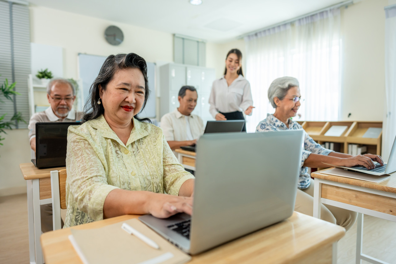 45歲以上快看！政府3年補助10萬學費：AI、瑜珈、烘焙都能學…只要願意開始，永遠不嫌晚