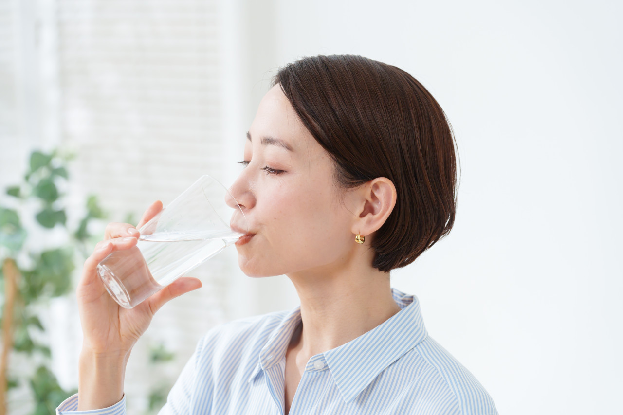 待冷氣房也會「慢性缺水」？頭暈疲倦、注意力潰散是警訊！營養師曝1天必須飲水量：別等爆汗才灌