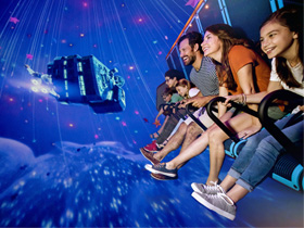 打敗迪士尼成為冠軍！ 這家MIT飛行劇院全球市占率高達90%