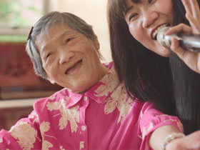 老來還能「賺錢」花  爺爺奶奶住養老院樂呵呵