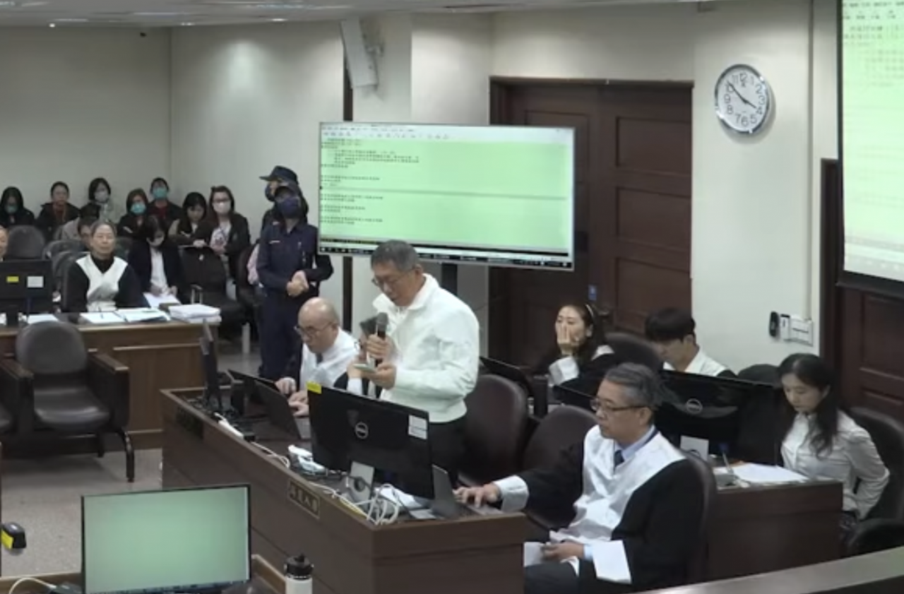 ▲ 柯文哲越講越激動，最後還直接站起來講。圖／取自臺北地院刑事科YouTube