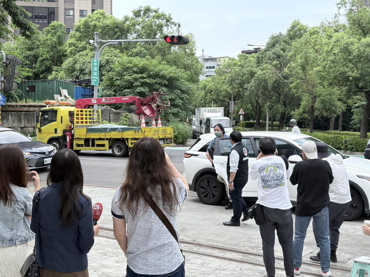 ▲ 在新北市警方的陪同和保護下，罷免羅明才領銜人吳柏瑋於25日上午前往新北選委會完成補件。圖／罷免團體「拔羅波」粉專