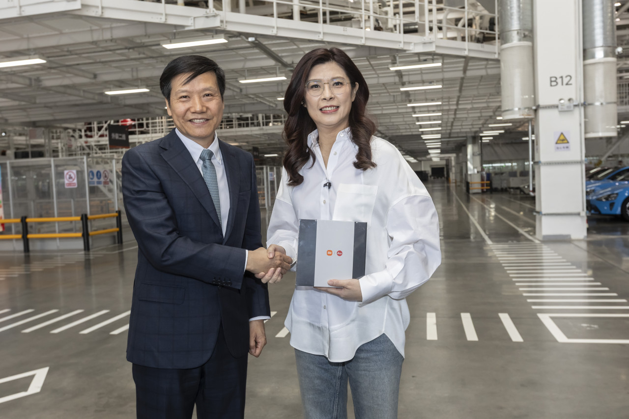 鄭麗文參觀小米汽車。圖/國民黨提供