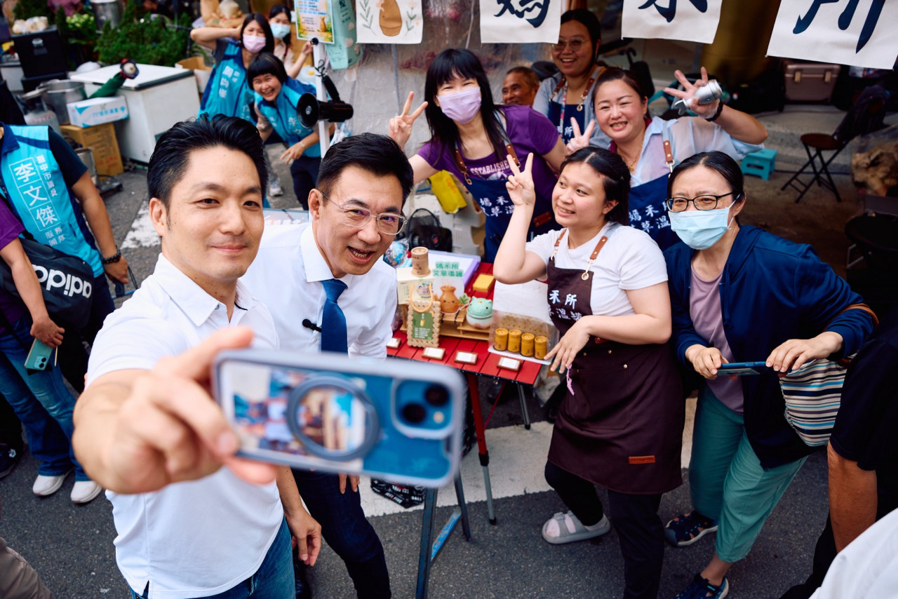 ▲ 蔣萬安是藍營人氣王，各縣市參選人都搶合體。圖／蔣萬安臉書