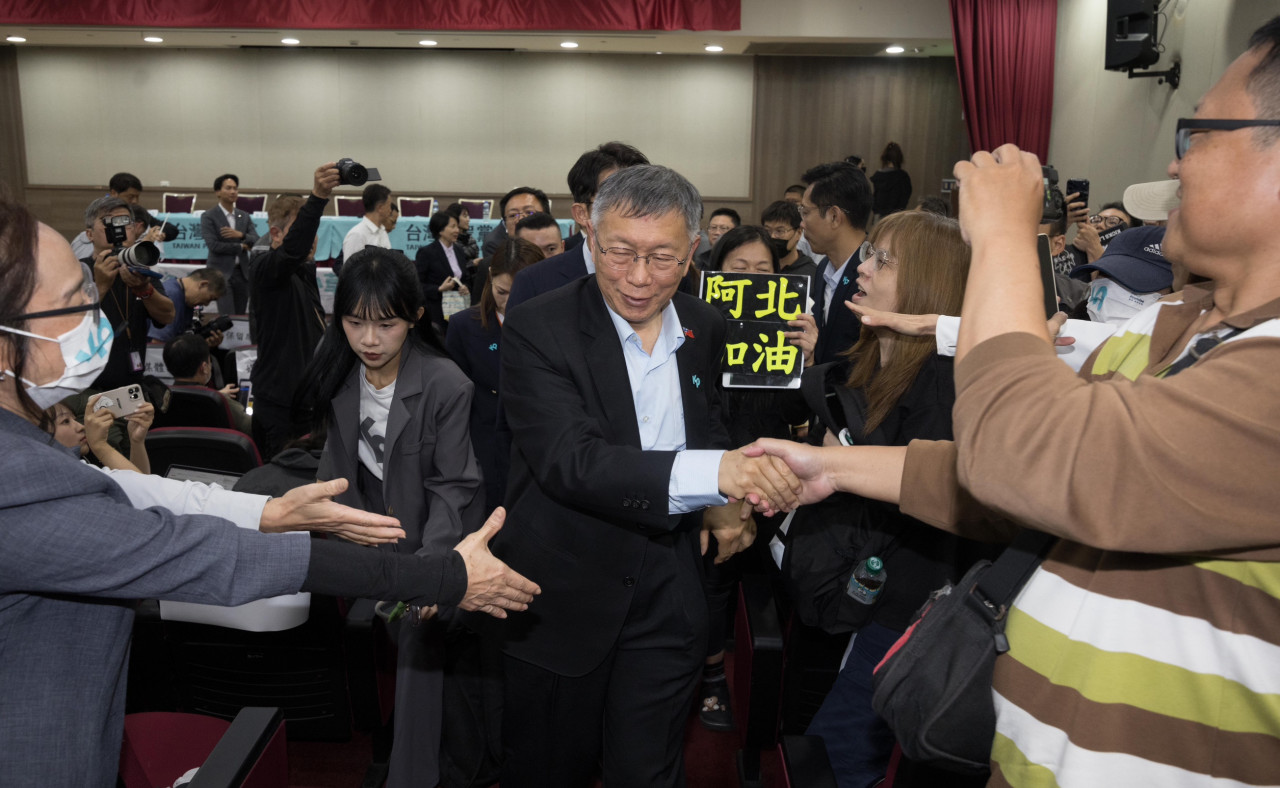 柯文哲在小草簇擁下離去。圖／陳永錚攝影