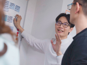 防疫推「停課不停學」 他用科技把老師帶進你家！