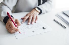 公司省分紅？他離職前看到考績嚇一跳 