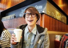 第一次當暢銷作家就上手！跟業配之王 HowHow 學習如何爽當 YouTuber