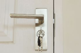 香港套房月租2萬2 只能睡吊床