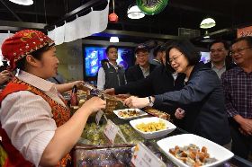 蔡英文振興觀光 第一站就買了4000元麻糬