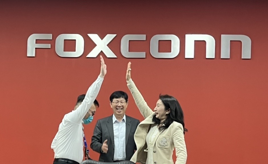 鴻海輪值CEO於今年4月換人，由首任的林忠正（左）接棒給第二任的楊秋瑾（右）