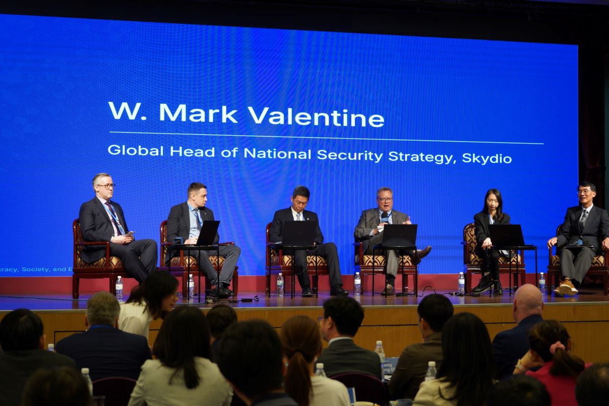 美國軍用無人機業者Skydio全球國安戰略總監W. Mark Valentine（右2）在國科會智庫DSET年度論壇上發言。