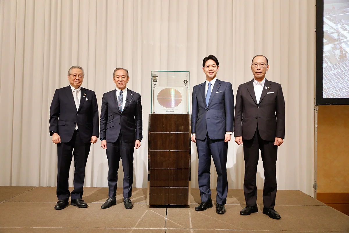 Rapidus於2025年7月中發表試產的2奈米GAA晶圓，左起為會長東哲郎、社長小池淳義、北海道知事鈴木直道，與千歲市長橫田隆一