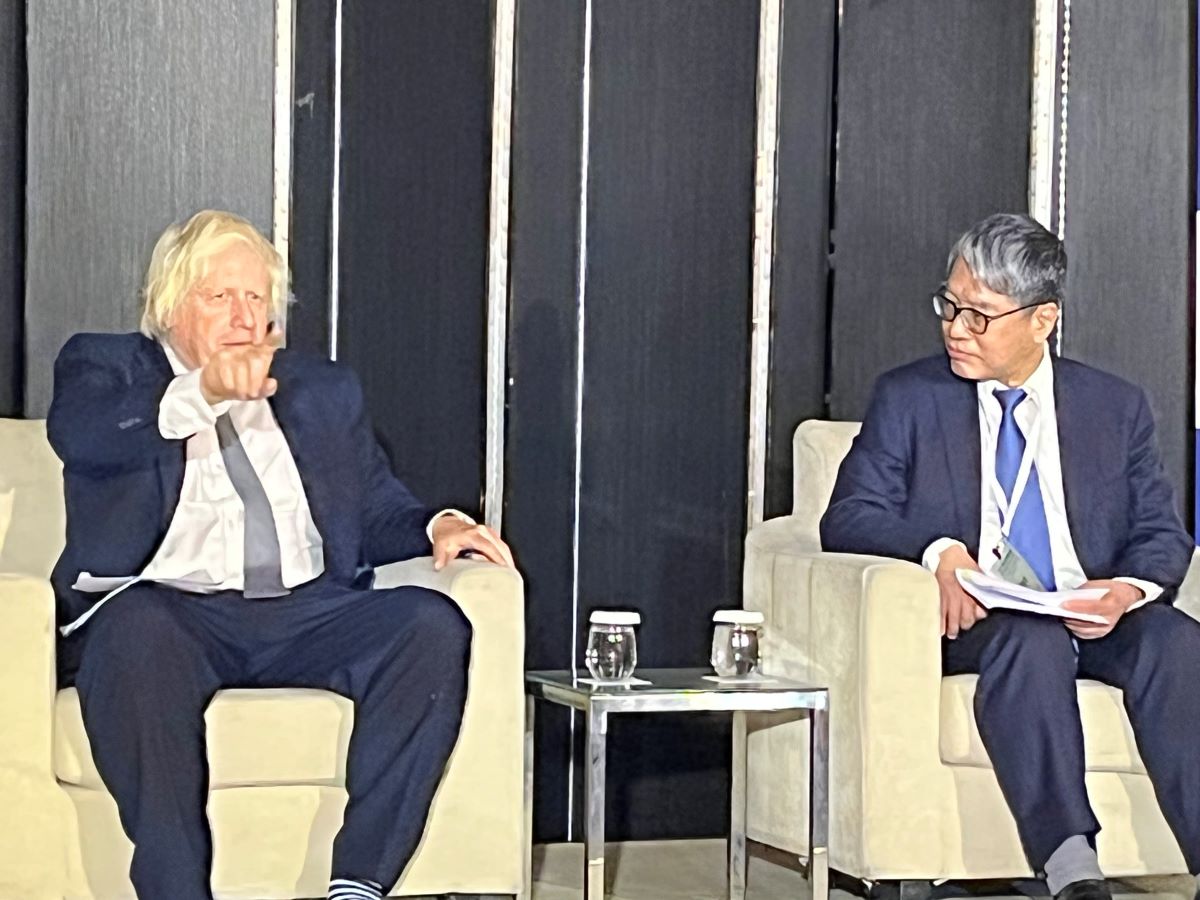 前英國首相強生(Boris Johnson)於5日下午出席凱達格蘭論壇的媒體見面會,他在談話時的肢體動作頗多