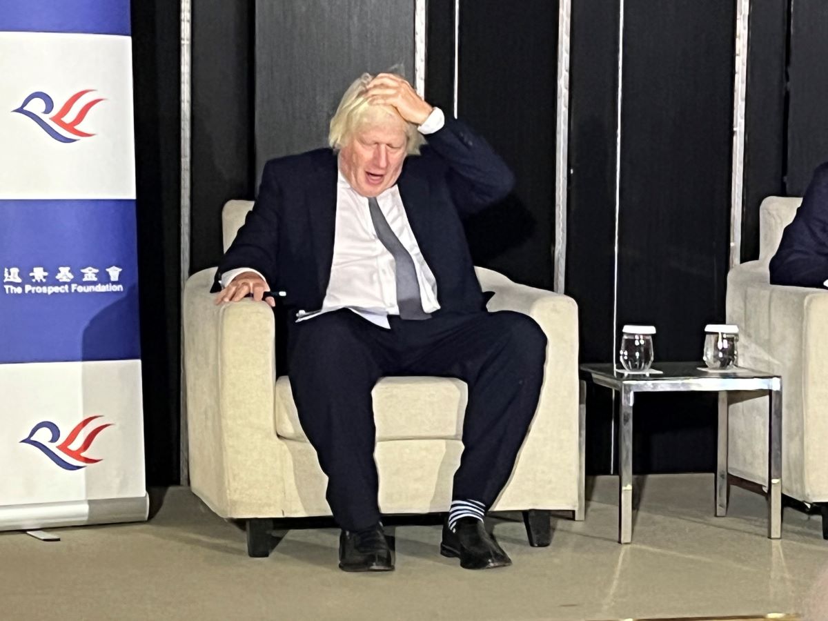 前英國首相強生(Boris Johnson)於5日下午出席凱達格蘭論壇的媒體見面會,他在談話時的肢體動作頗多