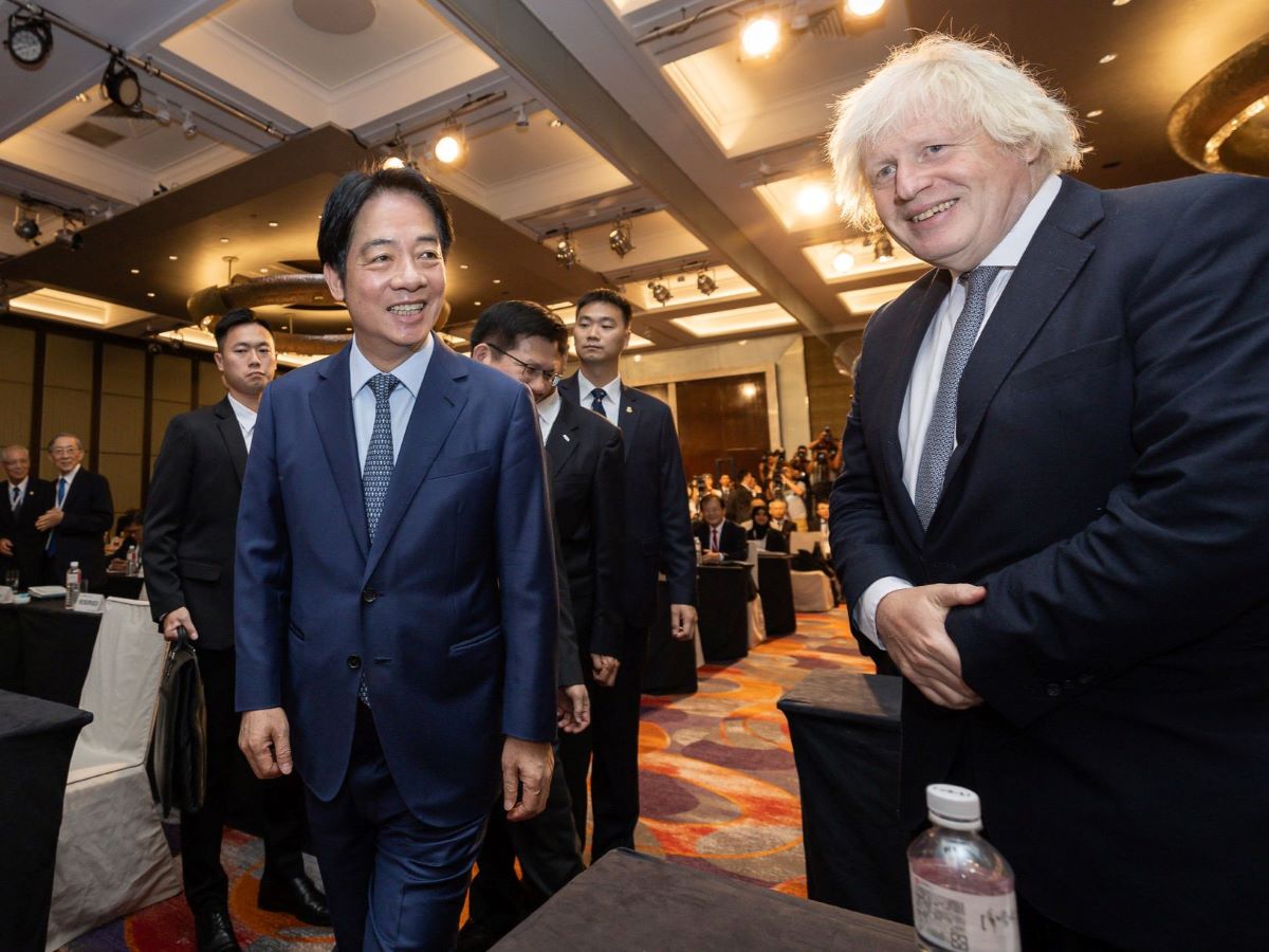 前英國首相強生(右)於5日上午出席凱達格蘭論壇,與總統賴清德同台