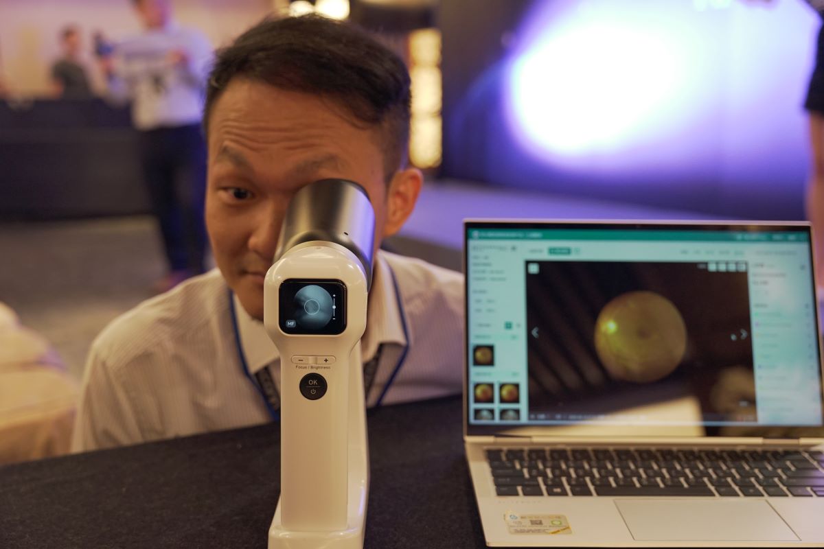 鴻海自行開發的智慧眼底鏡，搭配AI agent驅動的眼底影像智慧分析系統，可以幫助醫師從眼底鏡影像及早看出病人的健康變化。