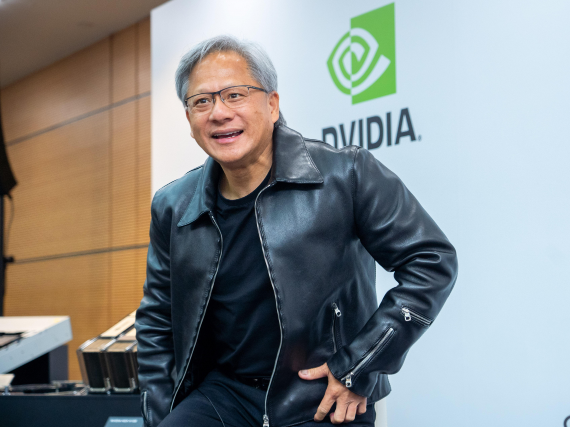 黃仁勳：中國商機今年上看500億美元！惟上季輝達金雞母營收略低於預期，H20晶片銷陸也掛蛋，盤後股價一度回跌4%