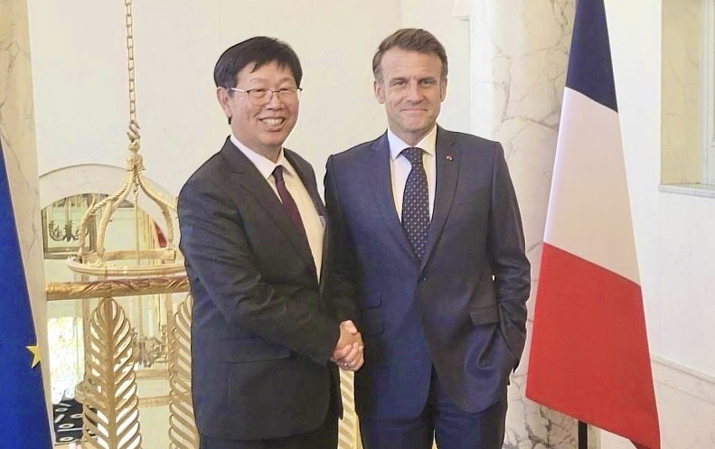 鴻海董事長劉揚偉（左）今年6月訪法，會見法國總統馬克宏