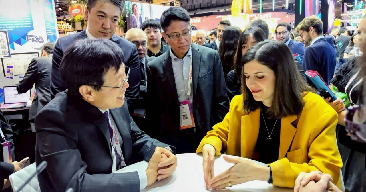 鴻海董事長劉揚偉（左）6月參加在巴黎舉行的Viva Technology展會，並與法國數位事務部長Clara Chappaz（右）會談