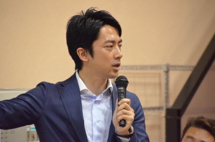 小泉進次郎現任日本農林水產大臣，曾任環境大臣。