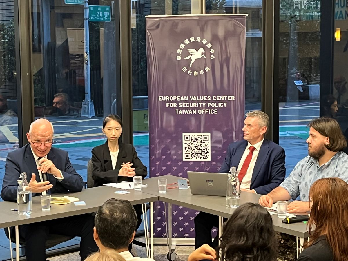 9月在台北航太展期間舉行的台捷無人機供應鏈對話,左一為捷克參議院外交委員會主席費雪。