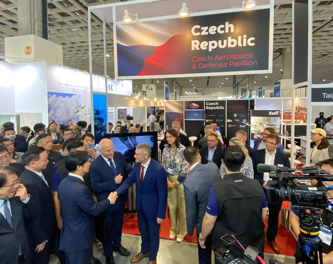 總統賴清德參訪台北航太展的捷克國家館,圖為捷克參議院外交委員會主席費雪正在向賴總統介紹代表團團員