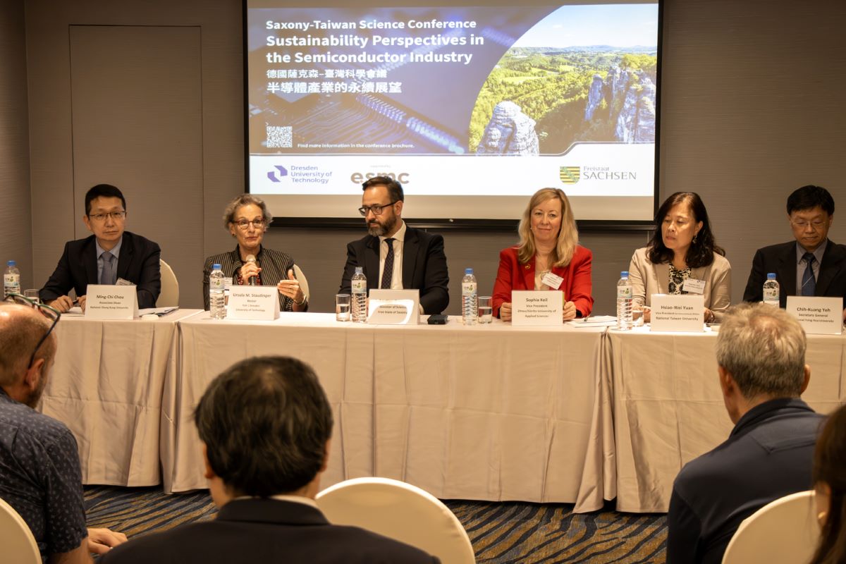 德勒斯登工業大學校長施陶丁格（左二）在薩克森邦台灣科學會議的記者會上談話