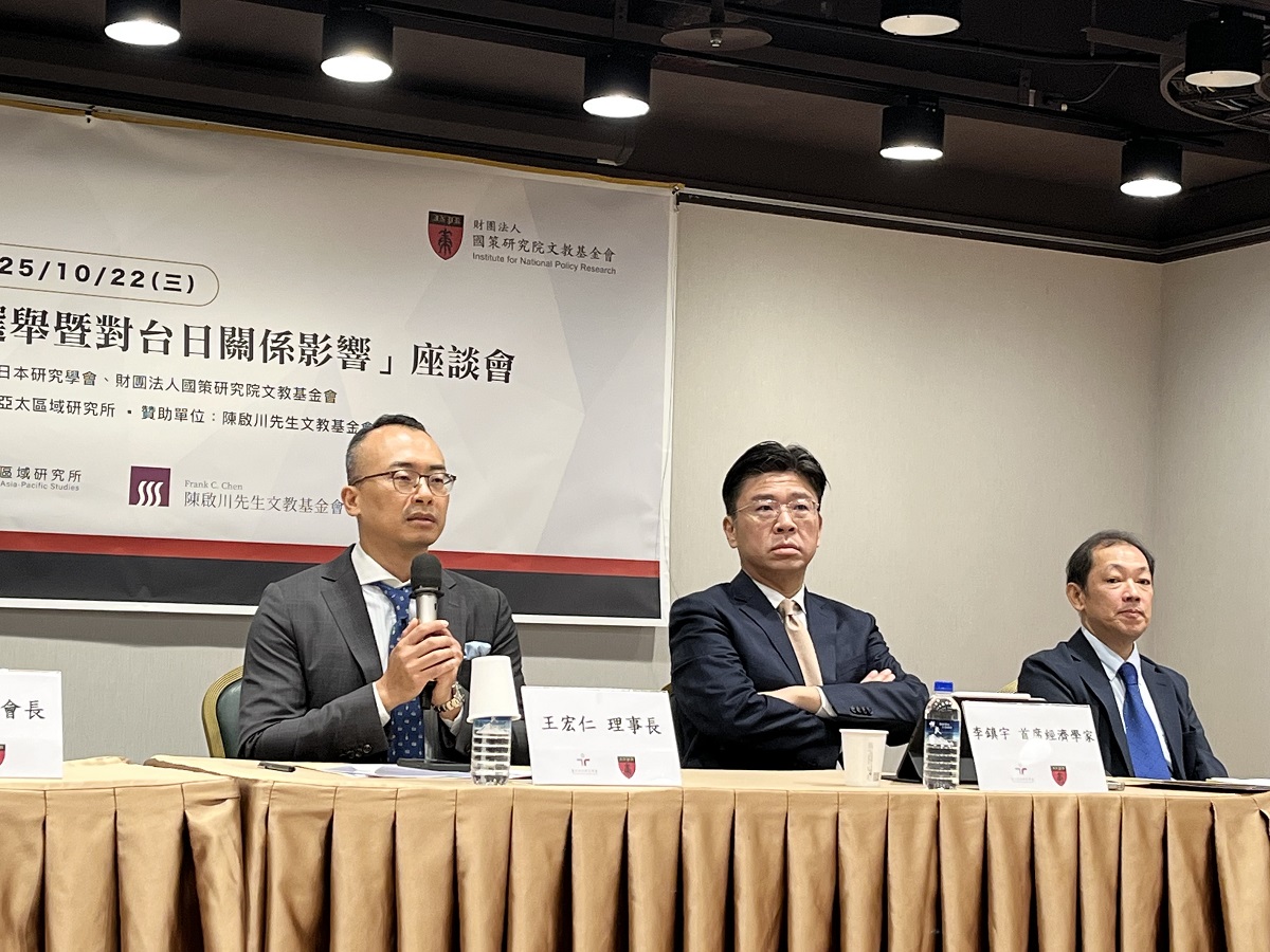 左為國策研究院執行長王宏仁