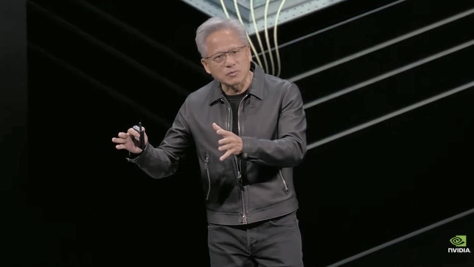 輝達財報太瘋狂，營收年增62%至570億美元新高，盤後股價漲6%！黃仁勳：雲端GPU賣光光，Blackwell業績爆表