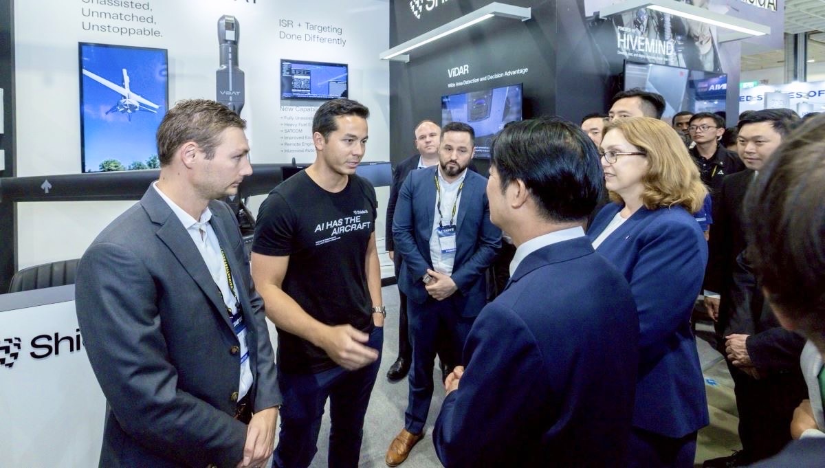 總統賴清德在9月參觀台北航太展時，曾在Shield AI攤位與曾國光交談