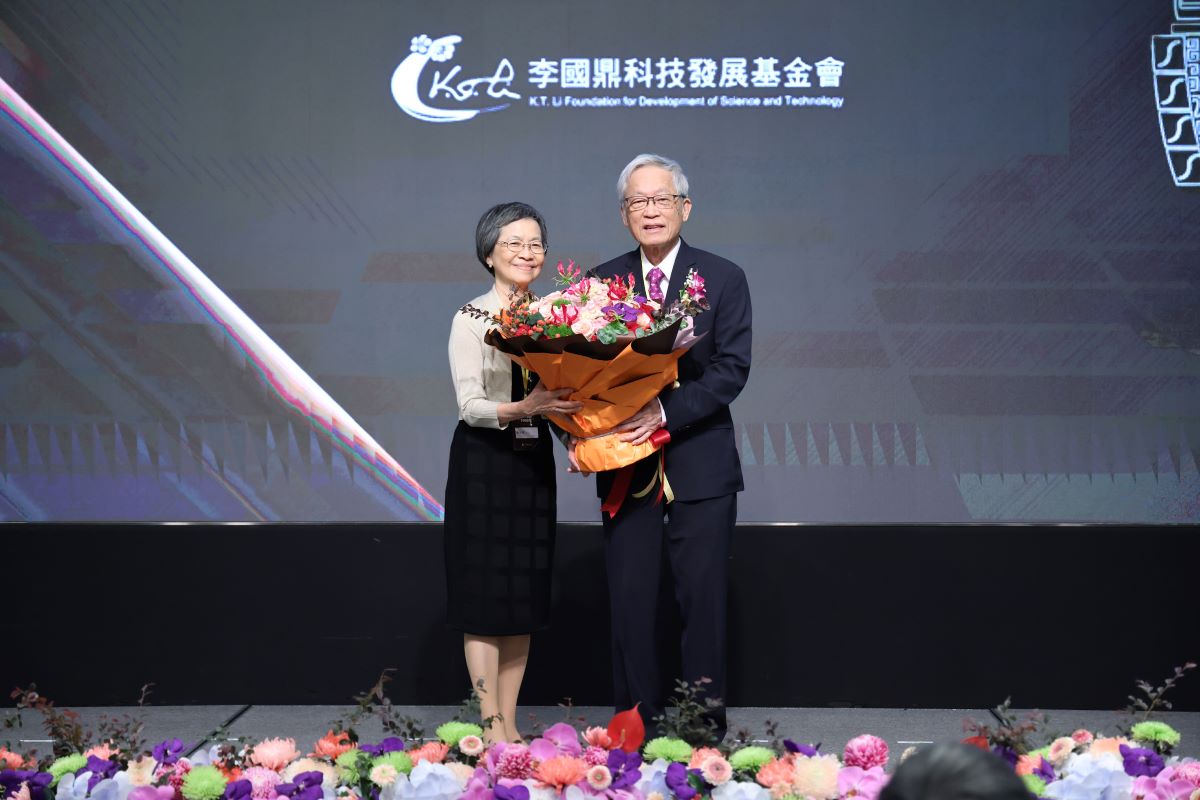 前工研院院長史欽泰接受夫人獻花
