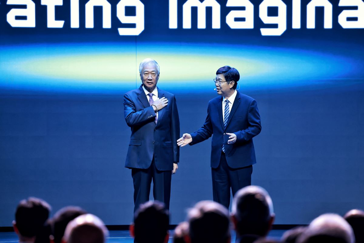 郭台銘滿頭白髮現身鴻海科技日！劉揚偉：沒郭董就沒現在的鴻海…從手機、AI到電動車「變身垂直整合廠」