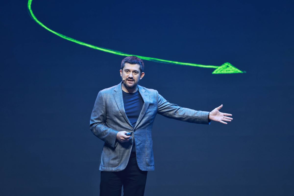 黃仁勳兒子在台初登場！黃勝斌從酒吧老闆、MBA到輝達小主管，如何走出企業二代之路？