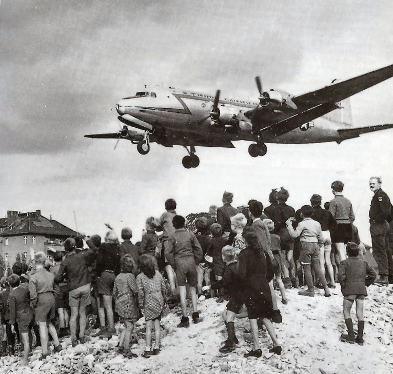 1948~1949年柏林空運行動時,將在西柏林降落的一架美國空軍運輸機。