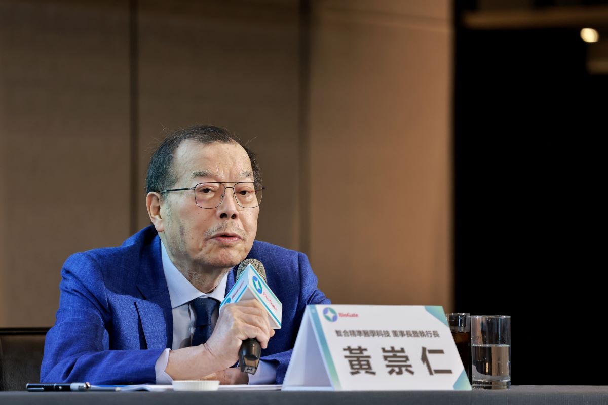 黃崇仁當年從台大唸到美國醫學博士後，為何棄醫轉商，還跨足科技業？故事要從他在紐約畢業時說起