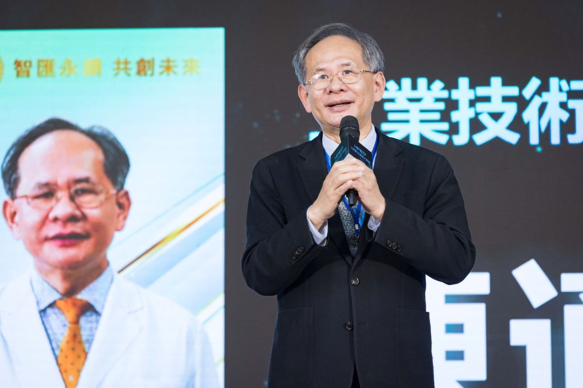 鴻海護理機器人「4個腦」不簡單！刷手、照護機器人明年報到，從病房到開刀房都有它，還看到什麼新機會