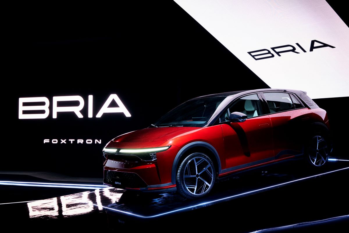 鴻華先進首款電動車BRIA亮相，入門款90萬有找！今起全台展示、周末開賣，鴻海攻EV品牌的理念為何？