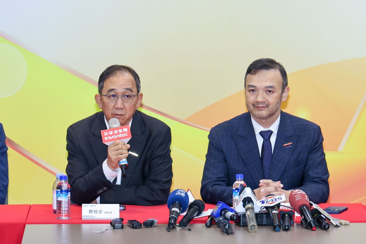 英業達20日舉行旺年會前的記者會，左為總經理蔡枝安，右為董事長葉力誠。