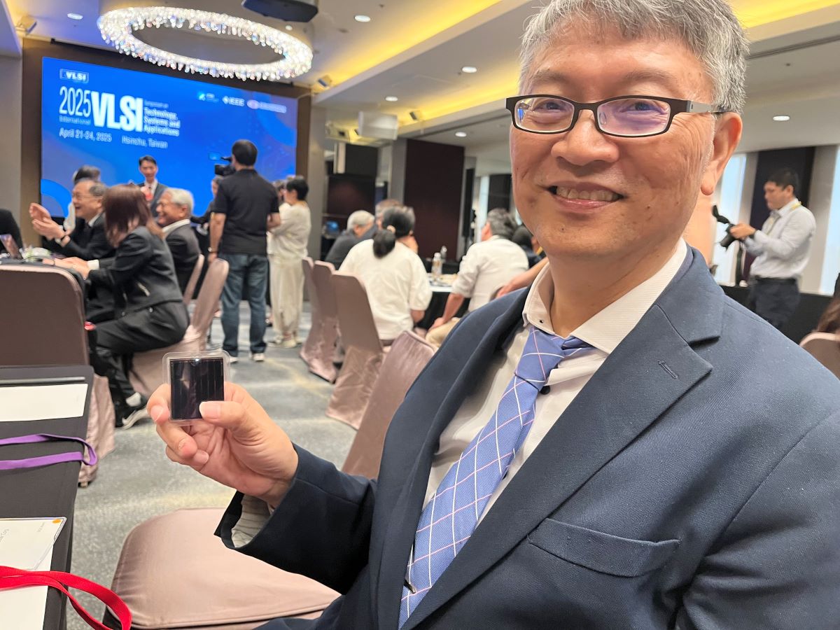 陳來助向記者展示他公司開發的鈣鈦礦電池。