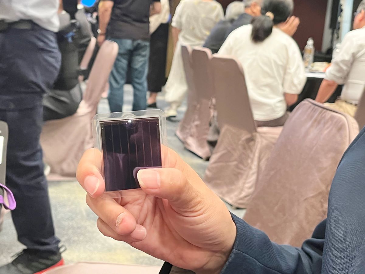 陳來助向記者展示他公司開發的鈣鈦礦電池。