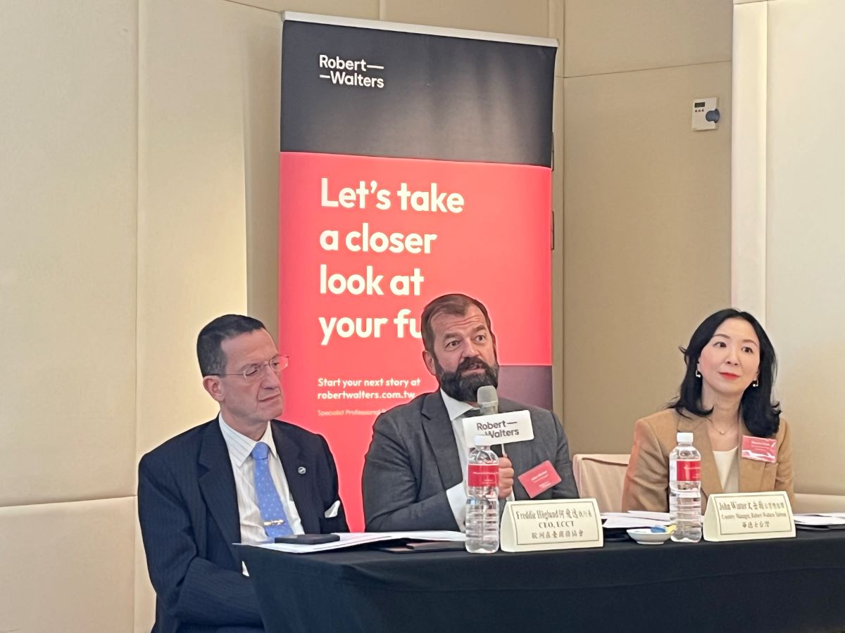 歐洲商會與Robert Walters華德士本周發表2026年台灣人才市場調查，中坐者為Robert Walters台灣總經理John Winter