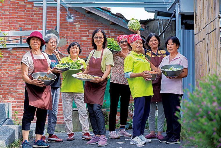 華南社區一群70歲左右的社區媽媽,活到老、學到老,至今仍在灶腳精進廚藝,款待來客與村人。(攝影:唐紹航)