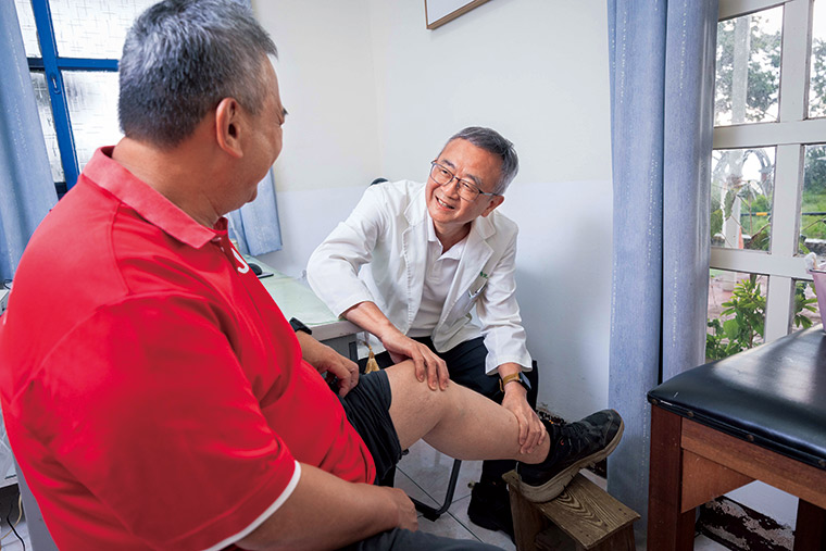 醫師賴成宏17年如一日,分文不取每周到社區為長輩看診。(攝影:唐紹航)