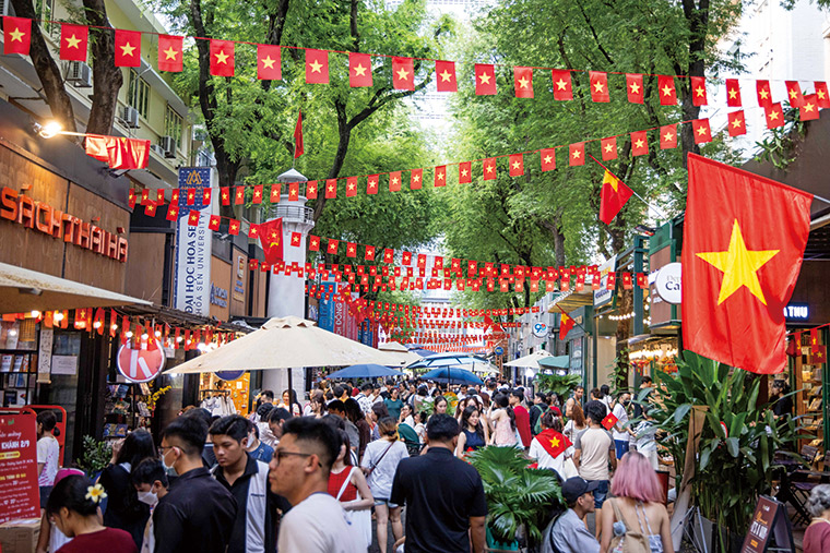 在對等關稅與鄰國差距不大，加上有FTA與地緣鄰近中國等優勢，包含大亞等不少在越南多年的台商，仍相對看好這個東協指標大國的發展前景。圖為位於越南胡志明市中心的書街。